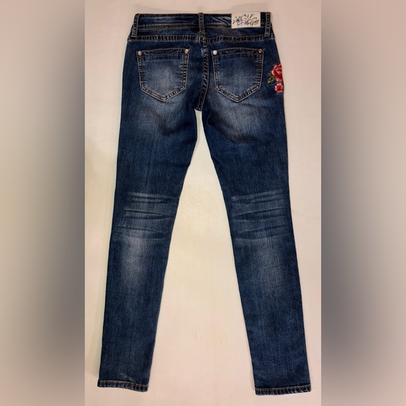 Grace in LA Distressed Floral Embroidered Skinny Jeans (25) - Picture 4 of 16